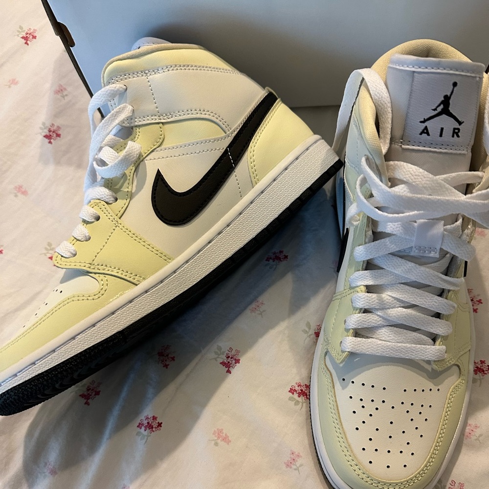 authentic nike jordan 1 mid size 8w.